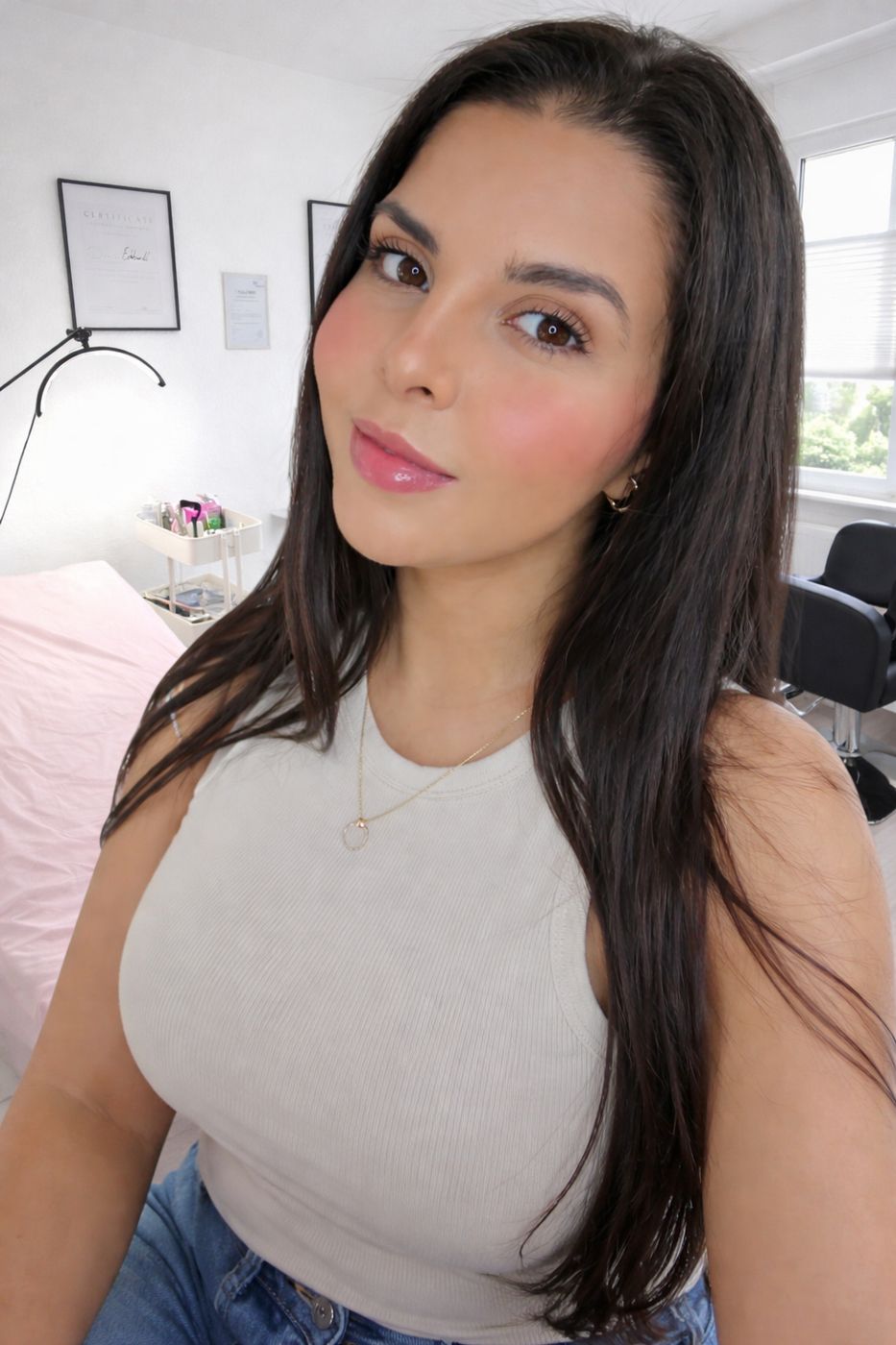 Dounia in ihrem Homestudio bei Amara Beauty